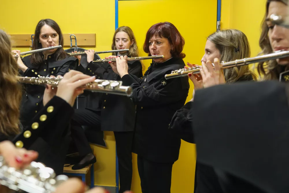 Ugla&scaron;evanje prečnih flavt je pri&scaron;lo na vrsto, ko so se od&scaron;tevale &scaron;e zadnje minute pred odhodom na oder.&nbsp;/ Foto: Bojan Velikonja