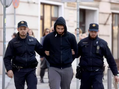 Fran Brnelić je osumljen, da je decembra 2025 v stanovanju na Reki umoril svoje 22-letno dekle Romino. 