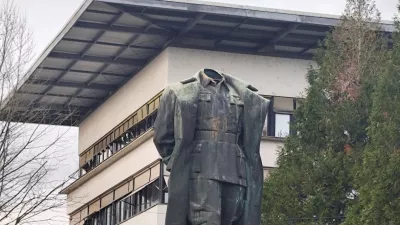 Obglavljen kip Tita na Titovem trgu v Velenju. F Mojca Marot