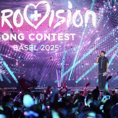 JJ from Austria stands on the stage with the trophy after winning the Grand Final of the 69th Eurovision Song Contest, in Basel, Switzerland, Saturday, May 17 2025. (AP Photo/Martin Meissner) / Foto: Martin Meissner