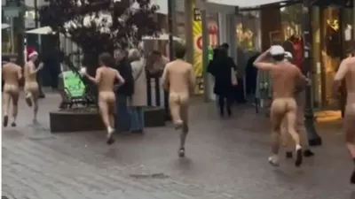 Tek po središču mesta. Mnogim so med prizorom z glave padle božične kape, ki so jih pustili za sebo. / Foto: Zajem Zaslona