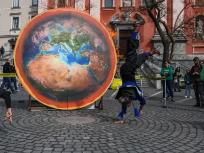 - Globalno segrevanje ozračja- 01.04.2023 – Prešernov trg - dogodek Zemlja gori ob začetku kampanje Podnebni zločin, na katerem so aktivisti Greenpeace Slovenija zažgali več metrov velik rekvizit Zemlje in s tem opozorili odločevalce, naj podnebno krizo začnejo jemati resno; //FOTO: Bojan Velikonja
