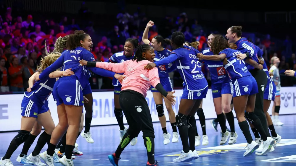 Handball - 2025 IHF World Women's Handball Championship - Quarter Final - Denmark v France - Rotterdam Ahoy, Rotterdam, Netherlands - December 10, 2025 France players celebrate after the match REUTERS/Piroschka Van De Wouw