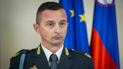 Ankaran, Vojasnica slovenskih pomorscakov.Novinarska konferenca, na kateri sta minister za obrambo Borut Sajovic in nacelnik Generalstaba Slovenske vojske generalpodpolkovnik Robert Glavas predstavila praznovanje dneva Slovenske vojske, ki bo v Kopru 24. 5.Brigadir Bostjan Močnik.