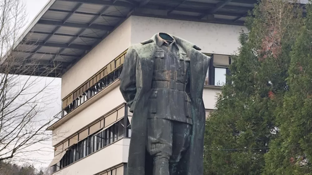 Obglavljen kip Tita na Titovem trgu v Velenju. F Mojca Marot