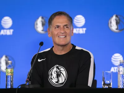 ﻿lastnik moštva v ligi NBA Dallas Mavericks Mark Cuban- 10.08.2021 - novinarska konferenca Luke Dončića in vodstva ameriške ekipe Dallas Mavericks ob podpisu nove petletne pogodbe v vrednosti 207 milijonov dolarjev za sezono 2022/23, //FOTO: Matjaž Rušt