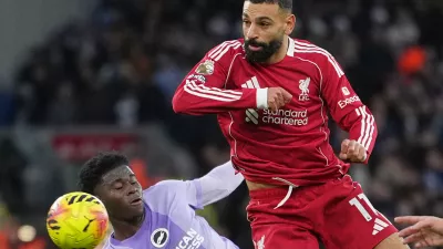 Liverpool's Mohamed Salah, right, challenges for the ball with Brighton's Carlos Baleba, left, during the English Premier League soccer match between Liverpool and Brighton and Hove Albion in Liverpool, England, Saturday, Dec. 13, 2025. (AP Photo/Jon Super) / Foto: Jon Super
