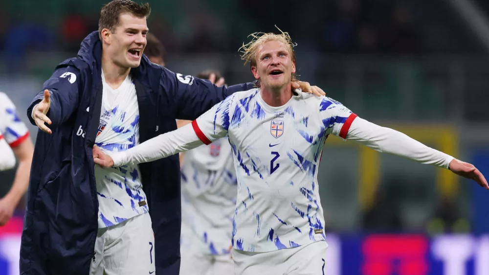 Soccer Football - World Cup - UEFA Qualifiers - Group I - Italy v Norway - San Siro, Milan, Italy - November 16, 2025 Norway's Alexander Sorloth and Morten Thorsby celebrate after the match REUTERS/Claudia Greco / Foto: Claudia Greco
