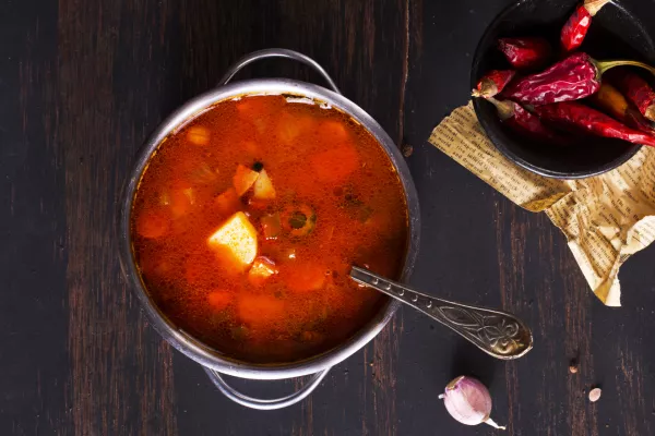 Meat solyanka soup with sausages, olives and vegetables / Foto: Tycoon751