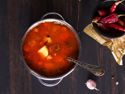 Meat solyanka soup with sausages, olives and vegetables / Foto: Tycoon751