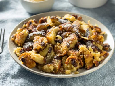 Homemade German Kaiserschmarrn Pancake with Raisins and Sugar / Foto: Bhofack2