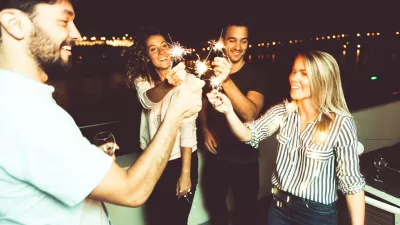 Young people dancing / Foto: Stockrocket