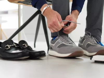 Office Gym Shoe Change. Sport Business Sneaker / Foto: Andreypopov