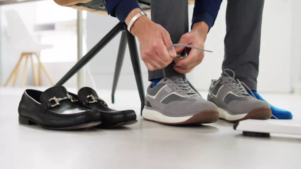 Office Gym Shoe Change. Sport Business Sneaker / Foto: Andreypopov