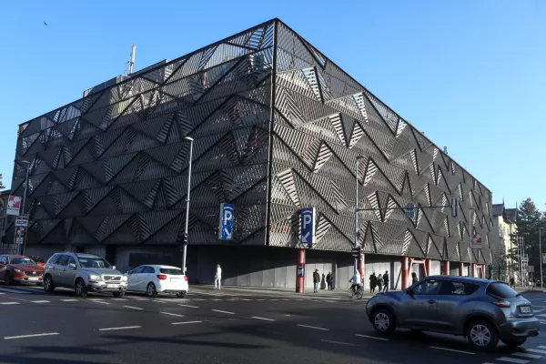 Parkirna hi&scaron;a &Scaron;entpeter (&Scaron;arabon)&nbsp;v Ljubljani. / Foto: Luka Cjuha