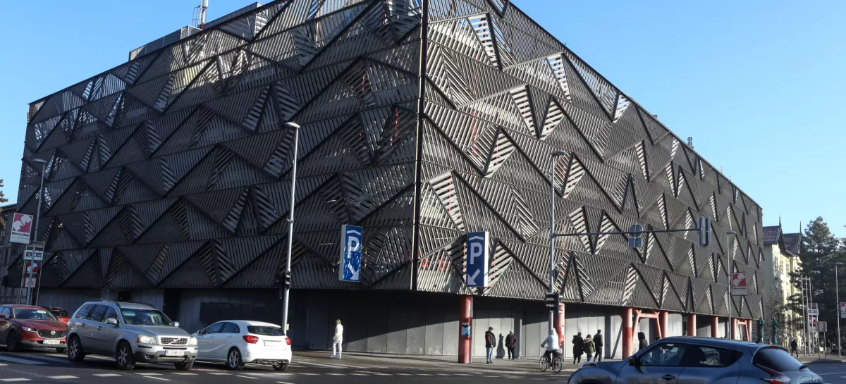 Parkirna hi&scaron;a &Scaron;entpeter (&Scaron;arabon)&nbsp;v Ljubljani. / Foto: Luka Cjuha