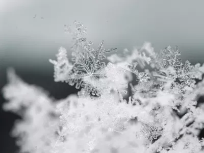 Snežinka pod drobnogledom. Slika je simbolična. / Foto: Istock