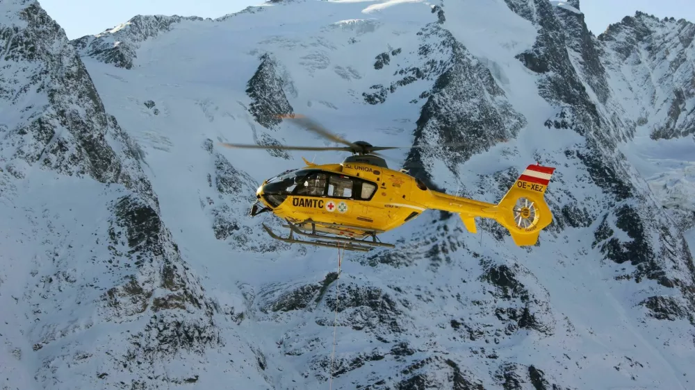 "Grossglockner, Austria - October 30, 2011: Rescue helicopter from Austrian Mountain Rescue Service flying at accident site at October 30, 2011. At 2001 Rescue Service performed a total of 6508 rescues." / Foto: Boggy22