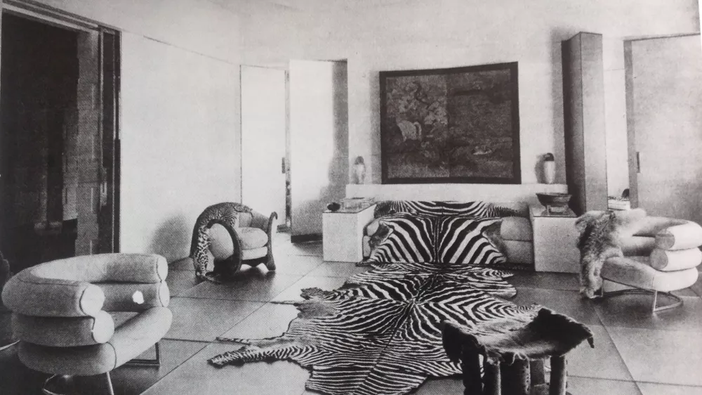 Zmajev fotelj (drugi z leve) kmalu po nastanku, ko je bil &scaron;e bele barve, kot del razstave del Eileen Gray. / Foto: Wikipedia