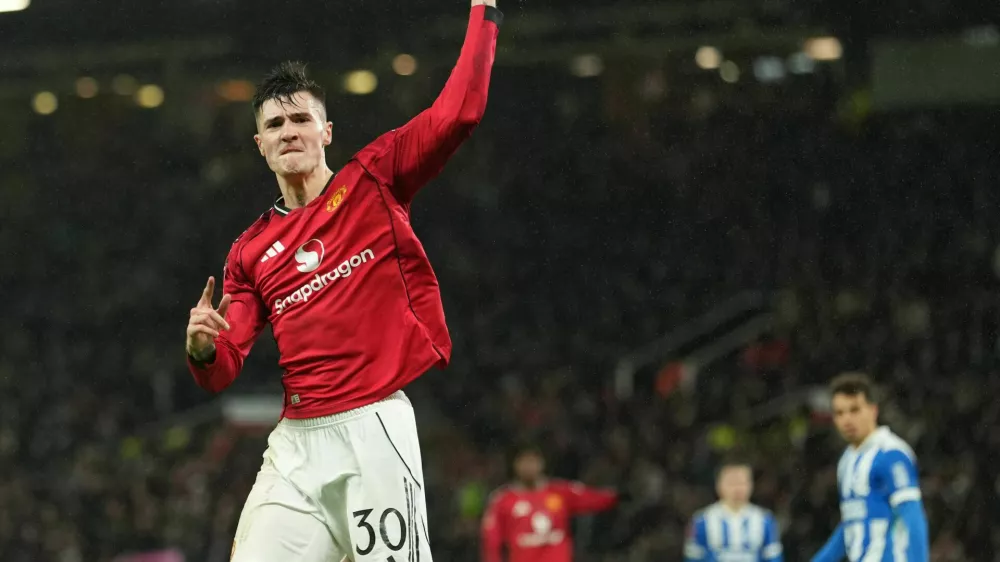 Manchester United's Benjamin Sesko celebrates after scoring during the FA Cup third round soccer match between Manchester United and Brighton in Manchester, England, Sunday, Jan. 11, 2026. (AP Photo/Jon Super) / Foto: Jon Super
