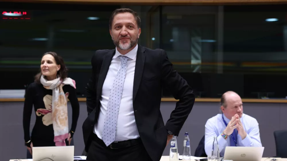 Belgija, Bruselj.Zasedanje financnih ministrov drzav obmocja z evrom, ki so med drugim razpravljali o nedavno objavljenem jesenskem sveznju evropskega semestra, v katerem je Evropska komisija ocenila proracunske nacrte clanic evrskega obmocja, ter izbirali novega novega vodjo evroskupine.Slovenski financni minister Klemen Bostjancic.