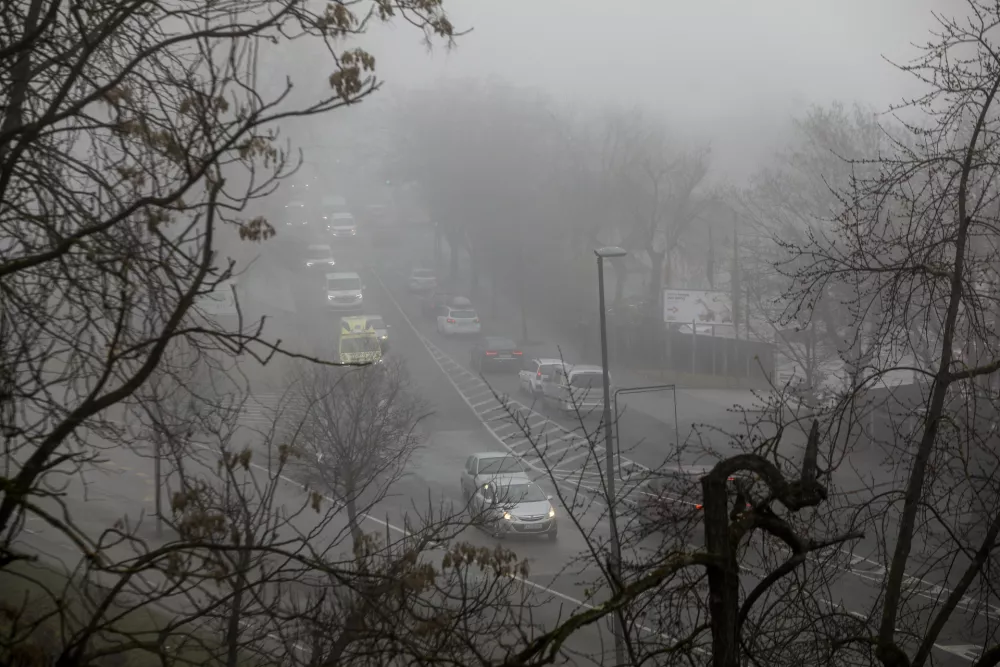 12.12.2025 - reportaža megla - megla v Ljubljani - ljubljanska megla Šmartinska cestaFoto: Luka Cjuha