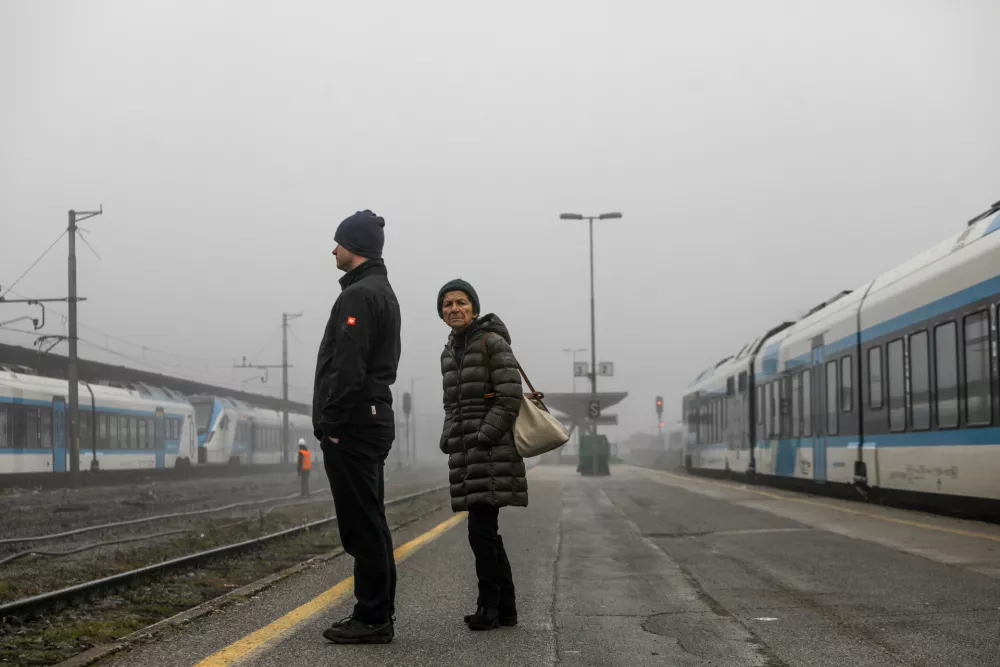 12.12.2025 - reportaža megla - megla v Ljubljani - ljubljanska megla - Železniška postaja LjubljanaFoto: Luka Cjuha