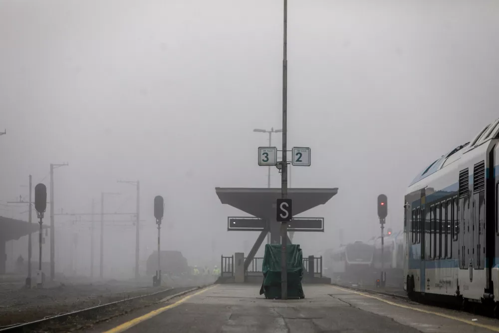 12.12.2025 - reportaža megla - megla v Ljubljani - ljubljanska megla - Železniška postaja LjubljanaFoto: Luka Cjuha