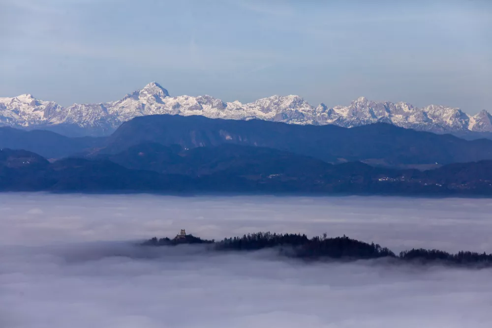 12.12.2025 - reportaža megla - megla v Ljubljani - ljubljanska megla - Rašica razgledni stolp - TriglavFoto: Luka Cjuha
