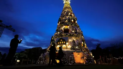 People stand near an illuminated Christmas tree during the holiday season in Batroun, northern Lebanon, December 10, 2025. REUTERS/Mohamed Azakir   TPX IMAGES OF THE DAY / Foto: Mohamed Azakir