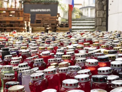 Novo mesto.Predsednica republike Natasa Pirc Musar je pred klubom LokalPatriot prizgala sveco v poklon Alesu Sutarju, ki je na tem mestu pred tednom dni tragicno izgubil zivljenje.