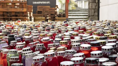 Novo mesto.Predsednica republike Natasa Pirc Musar je pred klubom LokalPatriot prizgala sveco v poklon Alesu Sutarju, ki je na tem mestu pred tednom dni tragicno izgubil zivljenje.