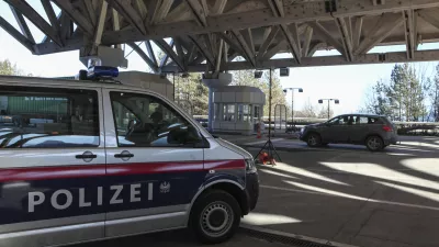 - 18.01.2016 - Avstrija - mejni prehod Karavanke - Avstrijska policija zaradi navala beguncev izvaja poostren nadzor na mejnih prehodih - preverjanje dokumentov pri prestopu državne meje  ///FOTO: Luka Cjuha.