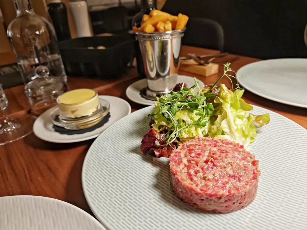 Tatarski biftek, Restavracija Klas