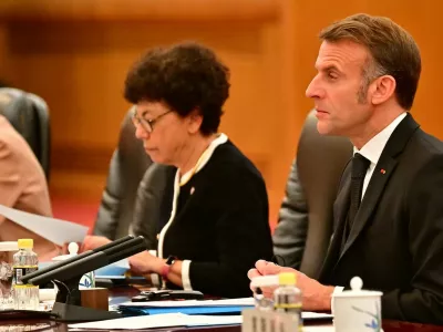 Monique Barbut, Ministre de la Transition écologique, de la Biodiversité et des Négociations internationales sur le climat et la nature, le président Emmanuel Macron - Entretien bilatéral du Président de la République française E.Macron avec son homologue chinois X.Jinping au Grand Palais du Peuple à Pékin, le 4 décembre 2025. Le chef de l'Etat et la première dame B.Macron, accompagnés de six ministres et de 35 grand patrons d'entreprises françaises, sont en visite officielle en Chine du 3 au 5 décembre 2025. Ce déplacement permettra d'approfondir la relation franco-chinoise en matière économique, commerciale, culturelle et éducative. A cette occasion seront abordés les grands enjeux du partenariat stratégique entre la France et la Chine, mais aussi plusieurs grands dossiers internationaux et le nécessaire rééquilibrage des relations économiques. Christian Liewig / Bestimage Bilateral meeting between French President Emmanuel Macron and his Chinese counterpart Xi Jinping at the Great Hall of the People in Beijing, December 4, 2025. The President and First Lady Brigitte Macron, accompanied by six ministers and 35 leading French business executives, are on an official visit to China from December 3 to 5, 2025. This trip will provide an opportunity to strengthen Franco-Chinese relations in economic, trade, cultural, and educational matters. Discussions will focus on key issues in the strategic partnership between France and China, as well as several major international matters and the necessary rebalancing of economic relations.,Image: 1056520055, License: Rights-managed, Restrictions:, Model Release: no