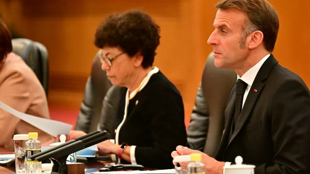 Monique Barbut, Ministre de la Transition écologique, de la Biodiversité et des Négociations internationales sur le climat et la nature, le président Emmanuel Macron - Entretien bilatéral du Président de la République française E.Macron avec son homologue chinois X.Jinping au Grand Palais du Peuple à Pékin, le 4 décembre 2025. Le chef de l'Etat et la première dame B.Macron, accompagnés de six ministres et de 35 grand patrons d'entreprises françaises, sont en visite officielle en Chine du 3 au 5 décembre 2025. Ce déplacement permettra d'approfondir la relation franco-chinoise en matière économique, commerciale, culturelle et éducative. A cette occasion seront abordés les grands enjeux du partenariat stratégique entre la France et la Chine, mais aussi plusieurs grands dossiers internationaux et le nécessaire rééquilibrage des relations économiques. Christian Liewig / Bestimage Bilateral meeting between French President Emmanuel Macron and his Chinese counterpart Xi Jinping at the Great Hall of the People in Beijing, December 4, 2025. The President and First Lady Brigitte Macron, accompanied by six ministers and 35 leading French business executives, are on an official visit to China from December 3 to 5, 2025. This trip will provide an opportunity to strengthen Franco-Chinese relations in economic, trade, cultural, and educational matters. Discussions will focus on key issues in the strategic partnership between France and China, as well as several major international matters and the necessary rebalancing of economic relations.,Image: 1056520055, License: Rights-managed, Restrictions:, Model Release: no