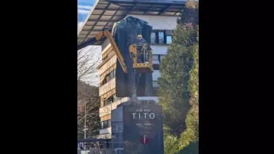 Tito, Velenje, nameščanje glave. Foto: Mojca Marot