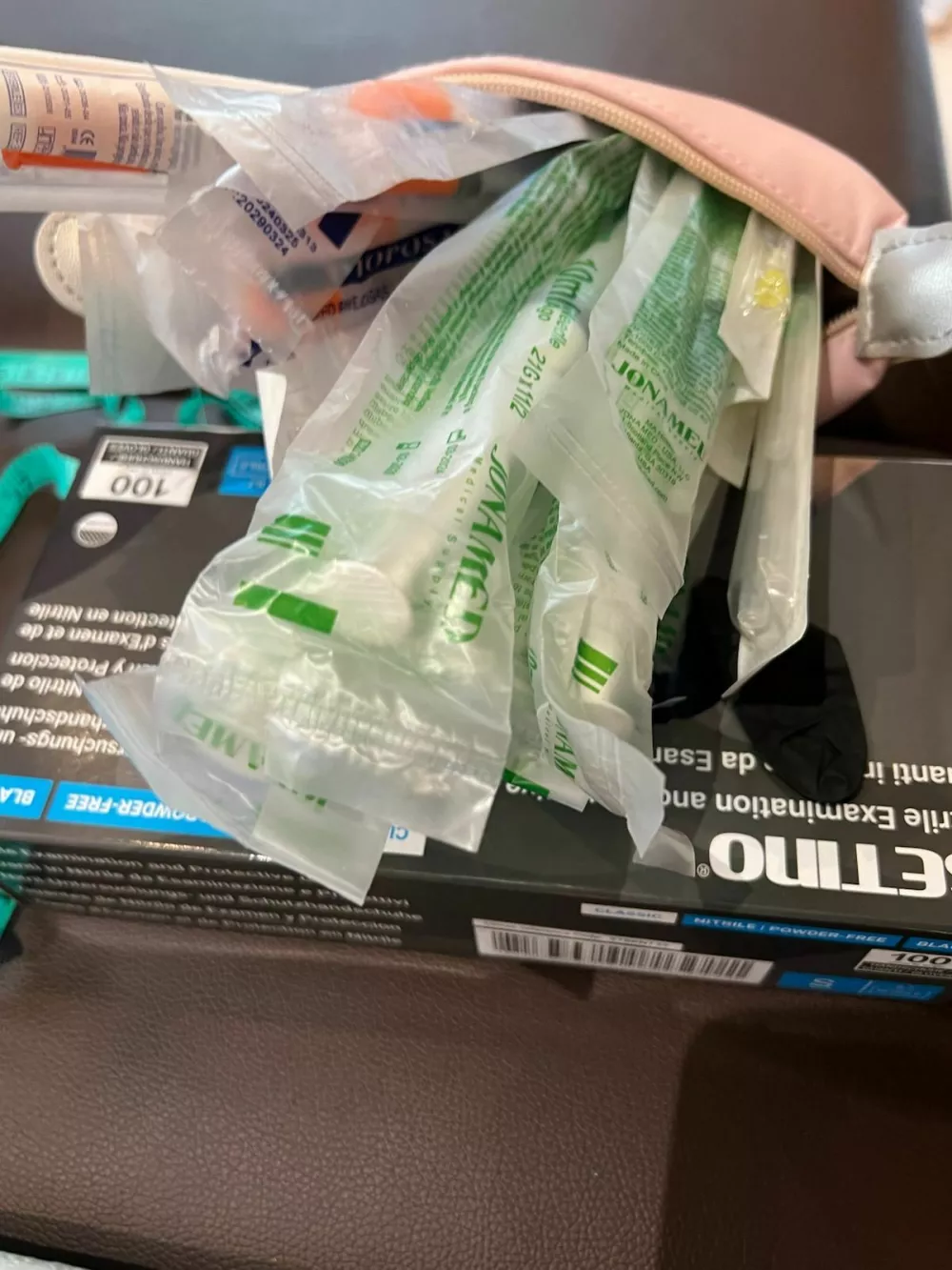 Kosovska doktorica dentalne medicine vbrizgavala »akcijski« botoks. Foto: Policija