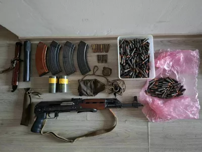 Policisti so na&scaron;li in zasegli &scaron;e avtomatsko pu&scaron;ko s pripadajočimi okvirji, &scaron;katlo s 466 naboji ter dvema kosoma eksplozivnega sredstva topovski udar M81. 