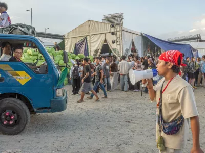 11 December 2025, Cambodia, Phnom Penh: Young people rally at an aid collection centre, sorting and loading provisions onto trucks bound for conflict-affected areas along the Cambodian-Thai border. Photo: Rod Harbinson/ZUMA Press Wire/dpa