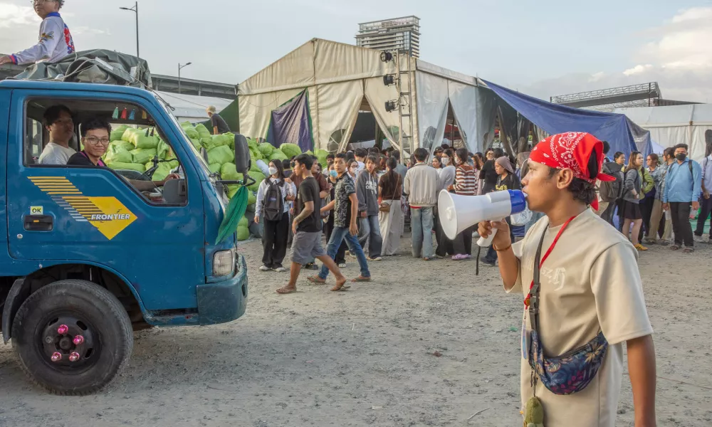 11 December 2025, Cambodia, Phnom Penh: Young people rally at an aid collection centre, sorting and loading provisions onto trucks bound for conflict-affected areas along the Cambodian-Thai border. Photo: Rod Harbinson/ZUMA Press Wire/dpa