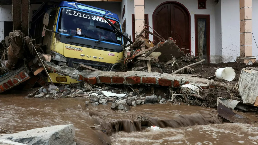 FILE PHOTO: A damaged vehicle sits amongst debris after deadly landslides following heavy rains in Malalak, Agam regency, West Sumatra province, Indonesia, December 3, 2025. REUTERS/Willy Kurniawan/File Photo