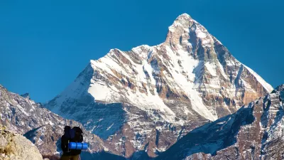 Nanda Devi. Kakšnih sto metrov pod vrhom so izgubili napravo. / Foto: Istock