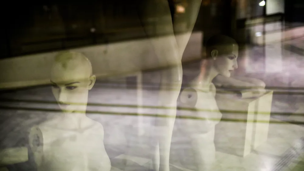 Kljub pritiskom družine vztrajala pri prijavi