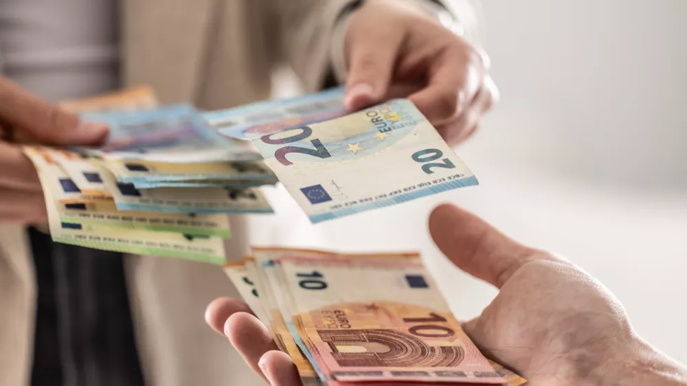 Ustavna pravica do gotovine: svoboda, simbol ali prazna gesta