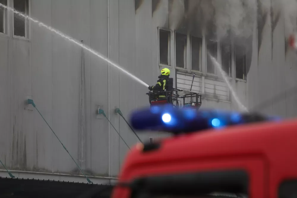 Znano, kje je zagorelo v Sparovem skladi&scaron;ču, smrad ostaja, prizadeta dobava v trgovinah, priporočila NIJZ