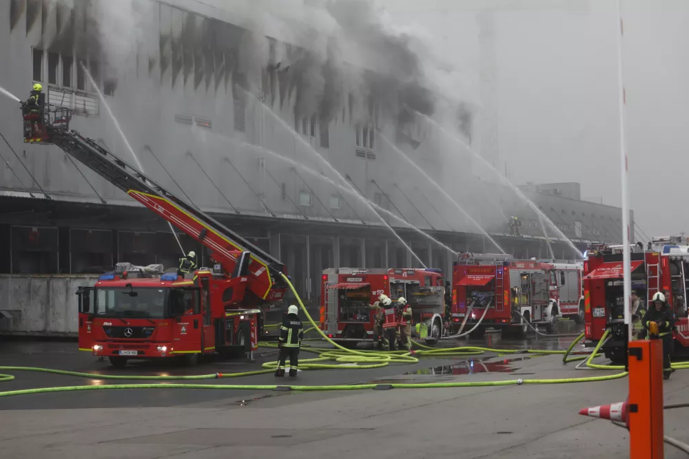 Znano, kje je zagorelo v Sparovem skladi&scaron;ču, smrad ostaja, prizadeta dobava v trgovinah, priporočila NIJZ