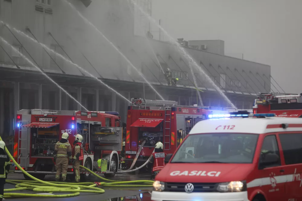 Znano, kje je zagorelo v Sparovem skladi&scaron;ču, smrad ostaja, prizadeta dobava v trgovinah, priporočila NIJZ