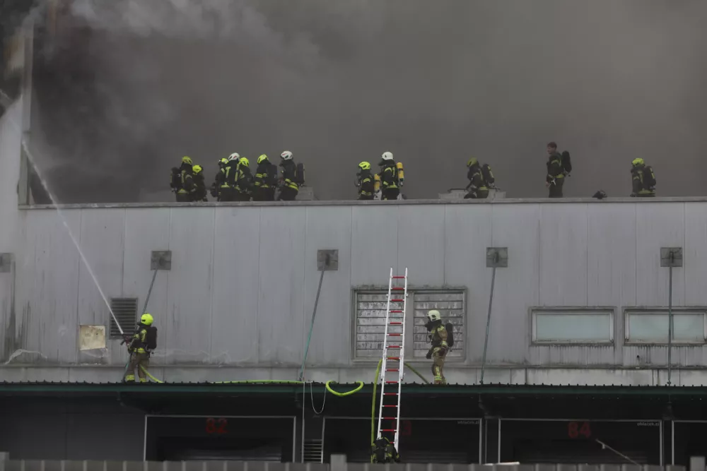 Znano, kje je zagorelo v Sparovem skladi&scaron;ču, smrad ostaja, prizadeta dobava v trgovinah, priporočila NIJZ