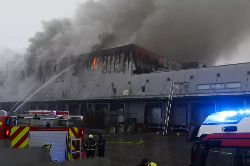 Znano, kje je zagorelo v Sparovem skladi&scaron;ču, smrad ostaja, prizadeta dobava v trgovinah, priporočila NIJZ